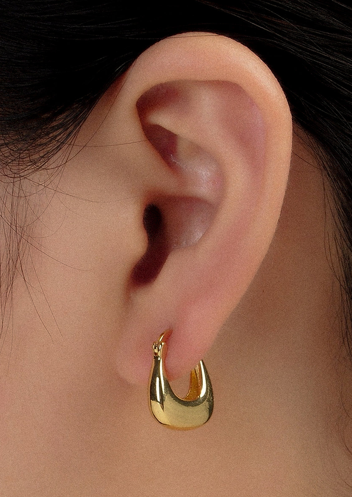 A pair of chunky squared oval hoop earrings.