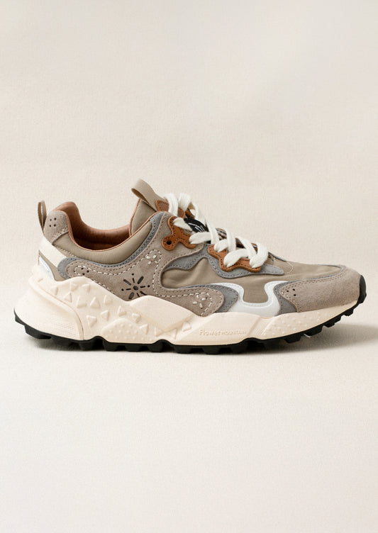 A sporty unisex sneaker in taupe, grey and brown.