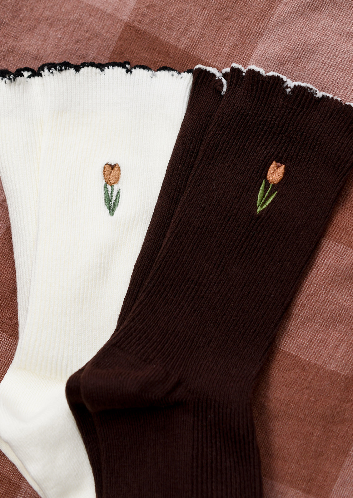 Tulip embroidered cotton socks.